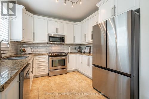 3234 Sharp Road, Burlington (Alton), ON - Indoor Photo Showing Kitchen With Double Sink With Upgraded Kitchen