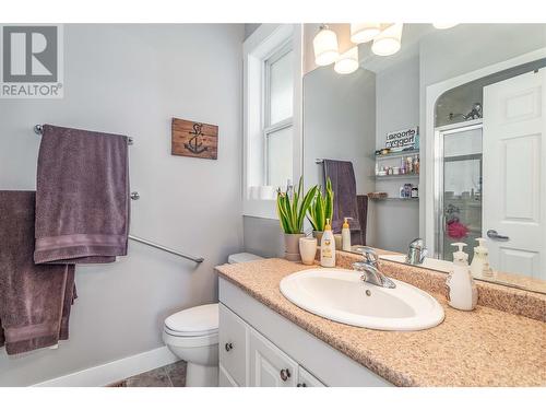 574 Gowen Place, Kelowna, BC - Indoor Photo Showing Bathroom