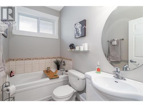 574 Gowen Place, Kelowna, BC - Indoor Photo Showing Bathroom