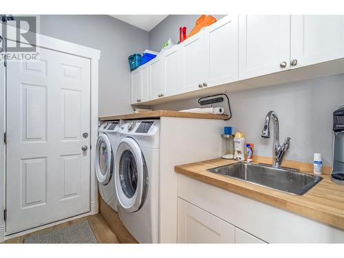 574 Gowen Place, Kelowna, BC - Indoor Photo Showing Laundry Room