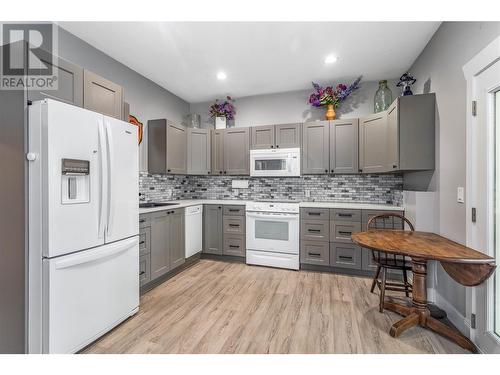 574 Gowen Place, Kelowna, BC - Indoor Photo Showing Kitchen With Upgraded Kitchen