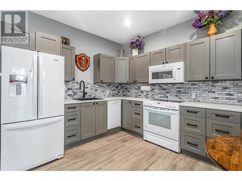 574 Gowen Place, Kelowna, BC - Indoor Photo Showing Kitchen With Upgraded Kitchen