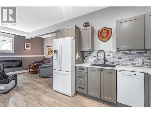 574 Gowen Place, Kelowna, BC - Indoor Photo Showing Kitchen