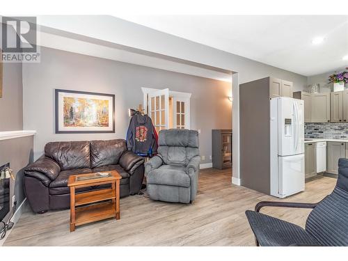 574 Gowen Place, Kelowna, BC - Indoor Photo Showing Living Room