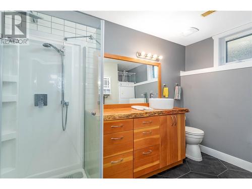 574 Gowen Place, Kelowna, BC - Indoor Photo Showing Bathroom