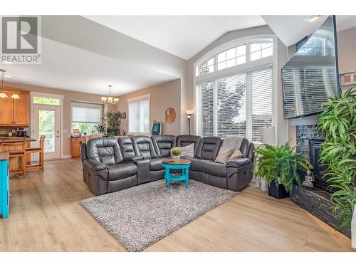 574 Gowen Place, Kelowna, BC - Indoor Photo Showing Living Room With Fireplace