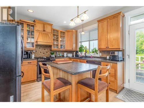 574 Gowen Place, Kelowna, BC - Indoor Photo Showing Kitchen