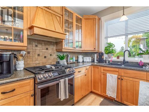 574 Gowen Place, Kelowna, BC - Indoor Photo Showing Kitchen With Double Sink