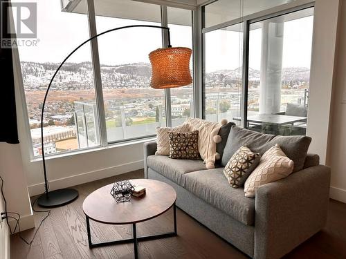 1181 Sunset Drive Unit# 2001, Kelowna, BC - Indoor Photo Showing Living Room