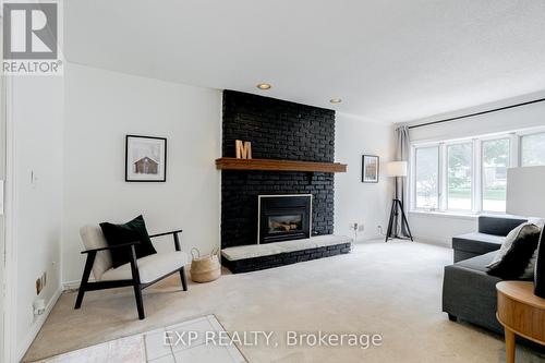 83 Lundy'S Lane, Newmarket (Huron Heights-Leslie Valley), ON - Indoor Photo Showing Living Room With Fireplace