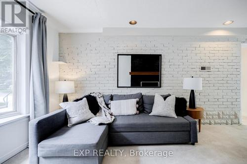 83 Lundy'S Lane, Newmarket (Huron Heights-Leslie Valley), ON - Indoor Photo Showing Living Room