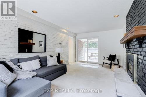 83 Lundy'S Lane, Newmarket (Huron Heights-Leslie Valley), ON - Indoor Photo Showing Living Room