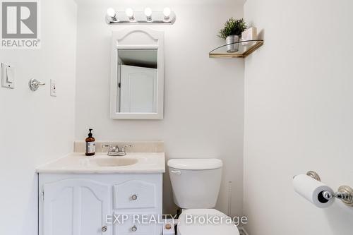 83 Lundy'S Lane, Newmarket (Huron Heights-Leslie Valley), ON - Indoor Photo Showing Bathroom