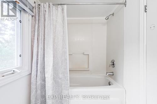 83 Lundy'S Lane, Newmarket (Huron Heights-Leslie Valley), ON - Indoor Photo Showing Bathroom