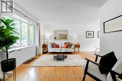 83 Lundy'S Lane, Newmarket, ON - Indoor Photo Showing Living Room