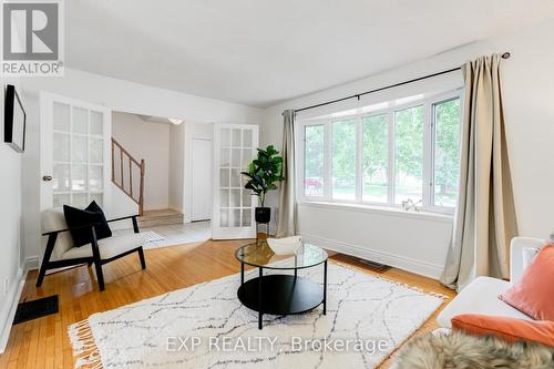 83 Lundy'S Lane, Newmarket (Huron Heights-Leslie Valley), ON - Indoor Photo Showing Living Room