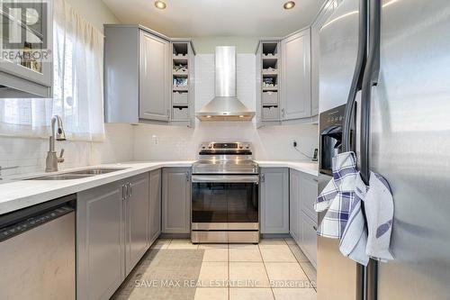 5669 Freshwater Drive, Mississauga (Churchill Meadows), ON - Indoor Photo Showing Kitchen With Double Sink With Upgraded Kitchen