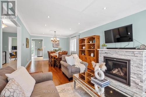 234 Geoffrey Crescent, Whitchurch-Stouffville (Stouffville), ON - Indoor Photo Showing Living Room With Fireplace