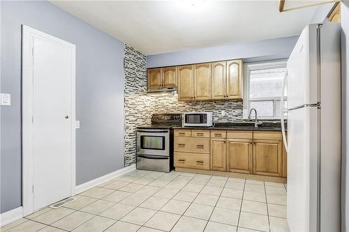 5 Bartlett Street, Niagara Falls, ON - Indoor Photo Showing Kitchen