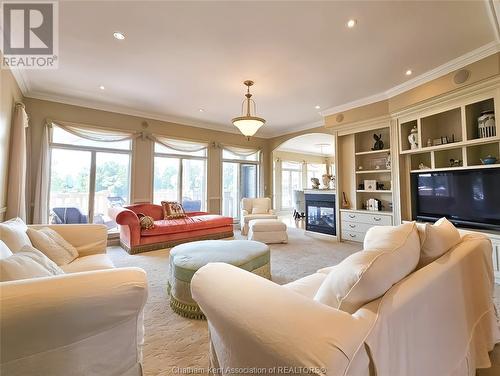 7635 River View Line, Chatham, ON - Indoor Photo Showing Living Room