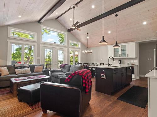 4 Whiskey Jack Way, Kenora, ON - Indoor Photo Showing Living Room