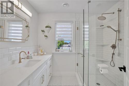 5013 Cremasco, Lasalle, ON - Indoor Photo Showing Bathroom