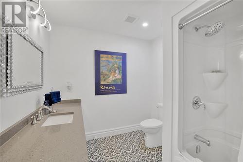 5013 Cremasco, Lasalle, ON - Indoor Photo Showing Bathroom