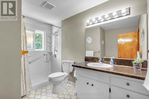 3 Piece Main Bathroom - 1176 Lancaster Street, London, ON - Indoor Photo Showing Bathroom