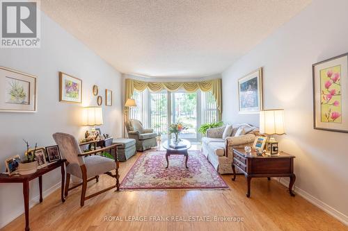 104 - 4 Heritage Way, Kawartha Lakes (Lindsay), ON - Indoor Photo Showing Living Room