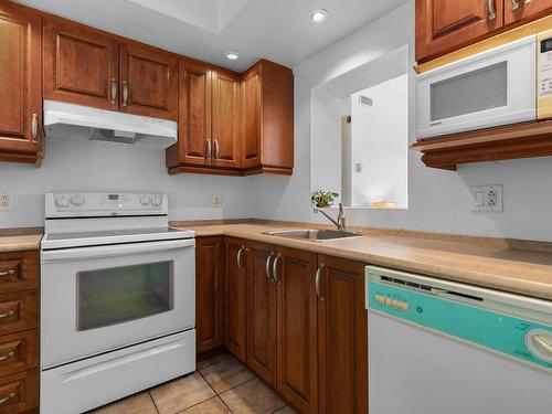 Kitchen - 401-4410 Ch. De La Côte-Des-Neiges, Westmount, QC - Indoor Photo Showing Kitchen