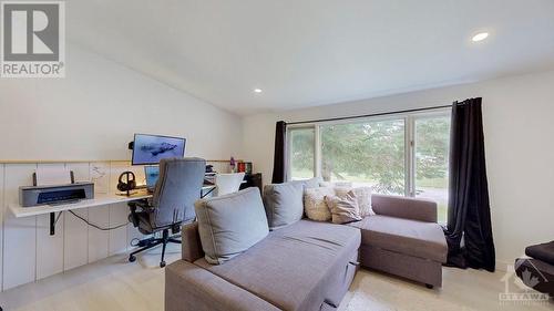 4 Fetherston Lane, Kemptville, ON - Indoor Photo Showing Living Room