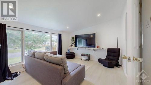 4 Fetherston Lane, Kemptville, ON - Indoor Photo Showing Living Room