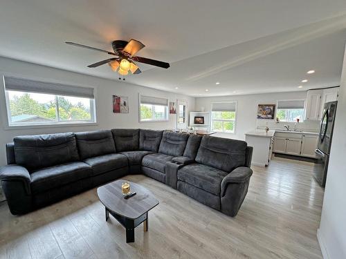 152 Hudson Street, Nipigon, ON - Indoor Photo Showing Living Room