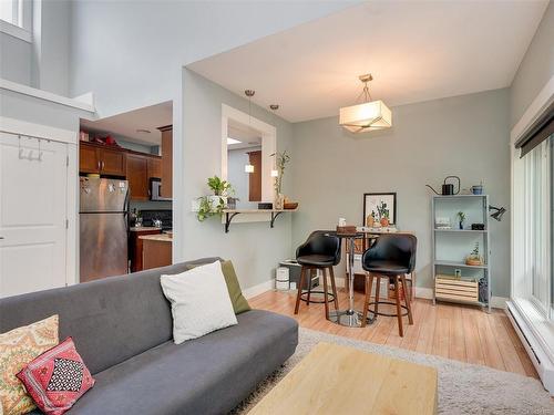 307-630 Speed Ave, Victoria, BC - Indoor Photo Showing Living Room