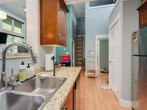 307-630 Speed Ave, Victoria, BC - Indoor Photo Showing Kitchen With Double Sink