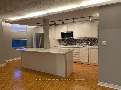 809-5 Shady Gfwy S, Toronto, ON - Indoor Photo Showing Kitchen With Upgraded Kitchen