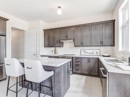 302 Wesmina Ave W, Whitchurch-Stouffville, ON - Indoor Photo Showing Kitchen With Double Sink