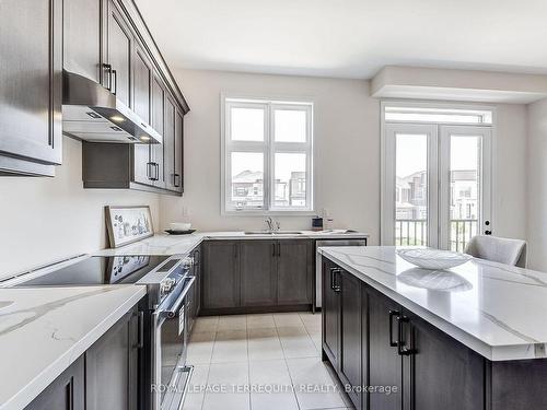 302 Wesmina Ave W, Whitchurch-Stouffville, ON - Indoor Photo Showing Kitchen With Double Sink