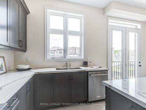 302 Wesmina Ave W, Whitchurch-Stouffville, ON - Indoor Photo Showing Kitchen With Double Sink