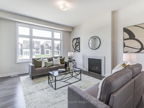 302 Wesmina Ave W, Whitchurch-Stouffville, ON - Indoor Photo Showing Living Room With Fireplace