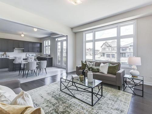 302 Wesmina Ave W, Whitchurch-Stouffville, ON - Indoor Photo Showing Living Room