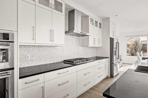 1305 Ponds Avenue, Kelowna, BC - Indoor Photo Showing Kitchen With Upgraded Kitchen