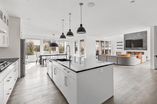 1305 Ponds Avenue, Kelowna, BC - Indoor Photo Showing Kitchen With Upgraded Kitchen