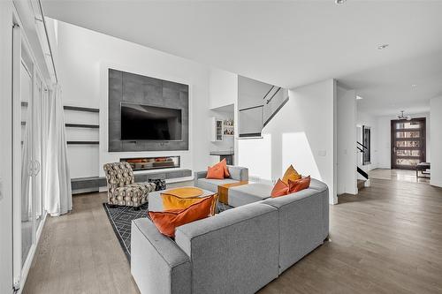 1305 Ponds Avenue, Kelowna, BC - Indoor Photo Showing Living Room