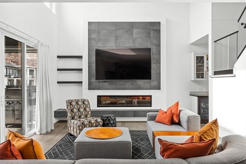 1305 Ponds Avenue, Kelowna, BC - Indoor Photo Showing Living Room With Fireplace