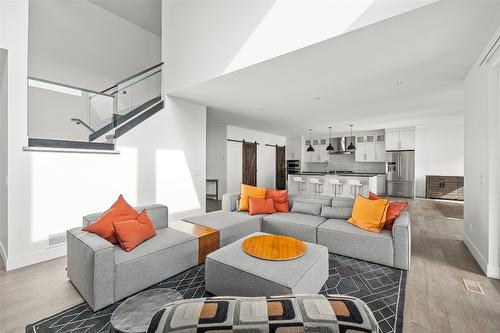 1305 Ponds Avenue, Kelowna, BC - Indoor Photo Showing Living Room