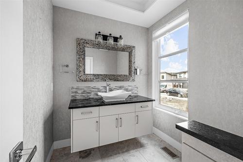 1305 Ponds Avenue, Kelowna, BC - Indoor Photo Showing Bathroom