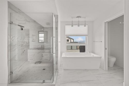 1305 Ponds Avenue, Kelowna, BC - Indoor Photo Showing Bathroom