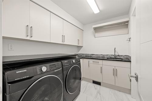 1305 Ponds Avenue, Kelowna, BC - Indoor Photo Showing Laundry Room