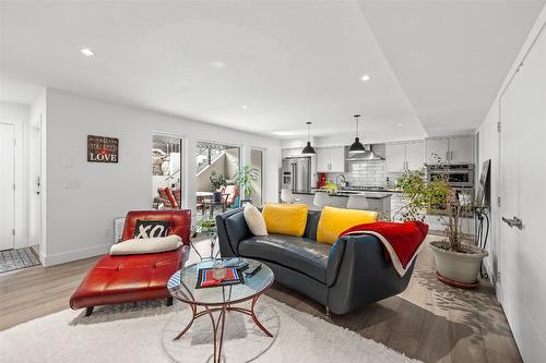 1305 Ponds Avenue, Kelowna, BC - Indoor Photo Showing Living Room